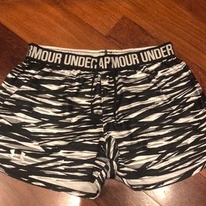 Black and white under armour shorts!!